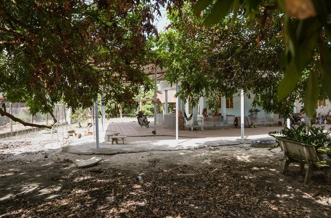 Khuôn viên nhà Hoa hậu Ngọc Châu trồng nhiều cây xanh, vừa rộng rãi vừa mát mẽ. Ảnh: Kinglive