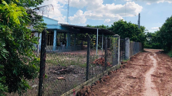 Từ phía ngoài nhìn vào, nơi sinh ra và lớn lên của Ngọc Châu được bao bọc bởi hàng rào lớn, 2 mặt tiền trông khá khang trang. Ảnh: Bestie