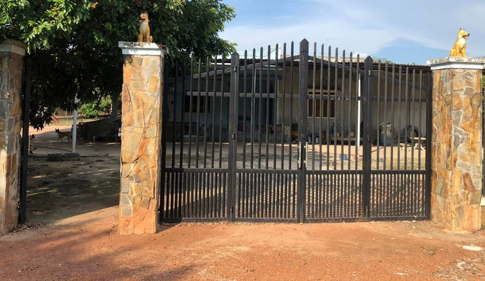 Cổng vào nhà của Hoa hậu Ngọc Châu xây dựng khá khang trang. Ảnh: Bestie