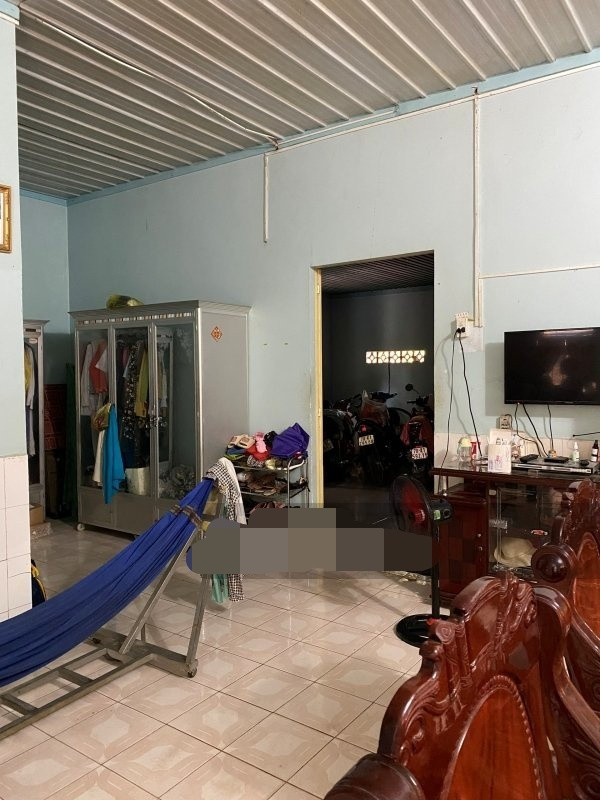 Trước đó, Ngọc Châu thường xuyên gửi tiền về gia đình và ngỏ ý sửa chữa nhà song gia đình luôn sống trong khó khăn nên cũng quen với điều đó, không có nhu cầu xây nhà mới làm gánh nặng cho con gái. Ảnh: Yan