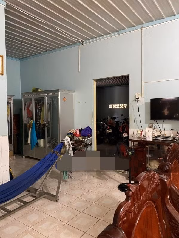 Trước đó, Ngọc Châu thường xuyên gửi tiền về gia đình và ngỏ ý sửa chữa nhà song gia đình luôn sống trong khó khăn nên cũng quen với điều đó, không có nhu cầu xây nhà mới làm gánh nặng cho con gái. Ảnh: Yan