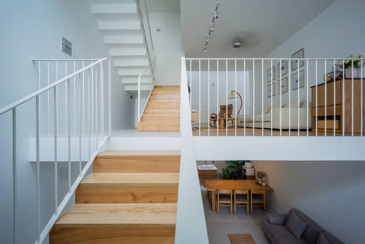 Sân trong hoặc ban công gắn liền với các khu vực chức năng như bếp và phòng ngủ, nơi bố mẹ có thể vừa nấu nướng vừa có thể quan sát con cái.