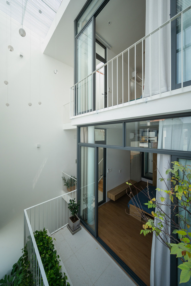 Tại khu vực phía trong, lũ trẻ có thể vui chơi khám phá và quan sát các yếu tố tự nhiên như cây xanh, bầu trời, gió, mưa...