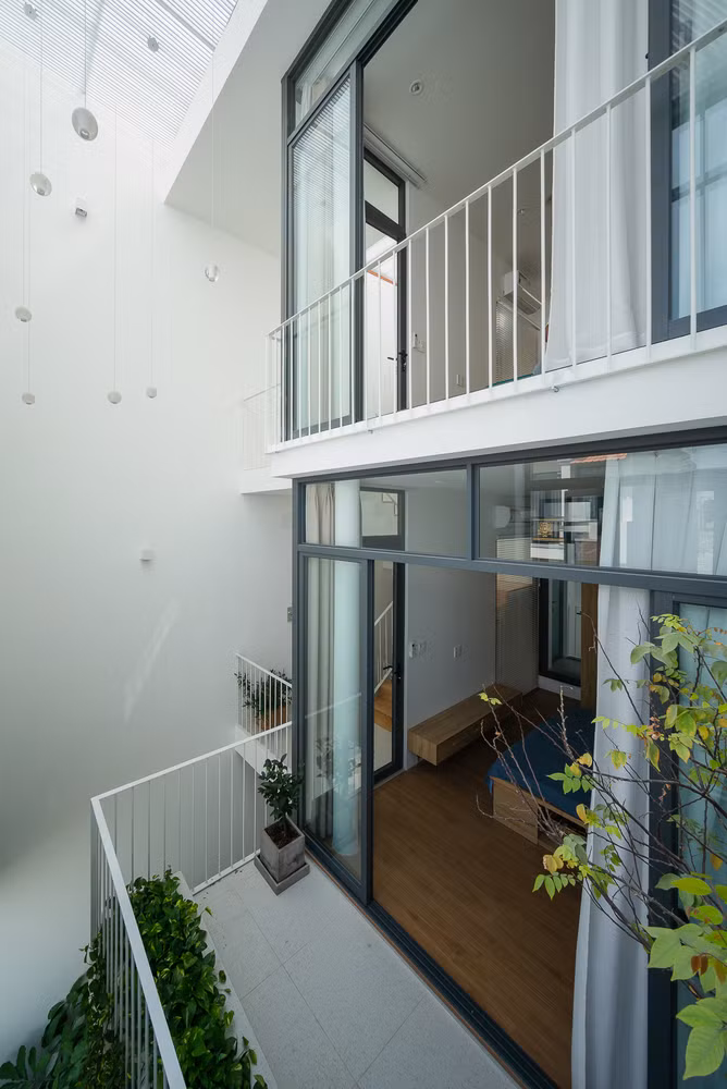 Tại khu vực phía trong, lũ trẻ có thể vui chơi khám phá và quan sát các yếu tố tự nhiên như cây xanh, bầu trời, gió, mưa...