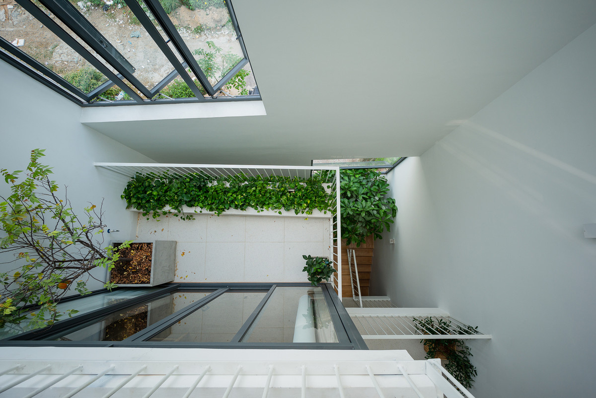 Vị trí cầu thang của ngôi nhà được thay đổi liên tục, nằm giữa khoảng thông tầng với sự xuất hiện của cây xanh, ánh sáng nhằm kích thích các hoạt động, quan sát theo phương thẳng đứng của ngôi nhà.