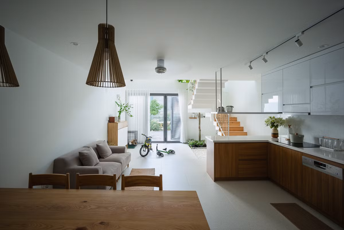 Do đó, nhóm kiến trúc sư muốn tạo ra căn nhà sở hứu không gian vừa kích thích hoạt động khám phá và sáng tạo của trẻ, vừa giúp cha mẹ dễ dàng quan sát lũ trẻ từ mọi góc độ, đảm bảo sự an toàn.