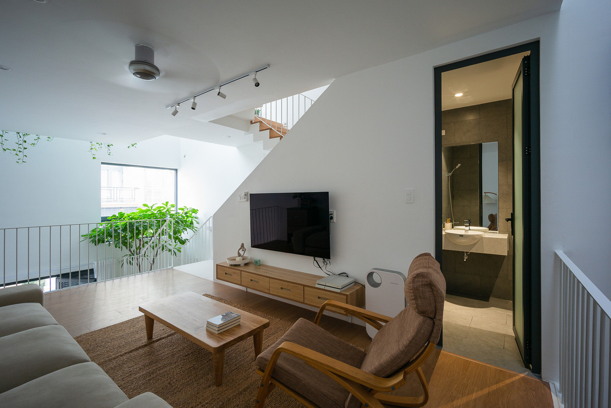 Nội thất tối giản tích hợp công năng với gam màu trắng và gỗ làm chủ đạo tạo nền cho ánh sáng, cây xanh và các yếu tố tự nhiên khác như nắng, mưa, gió...Nguồn ảnh: Quang Tran