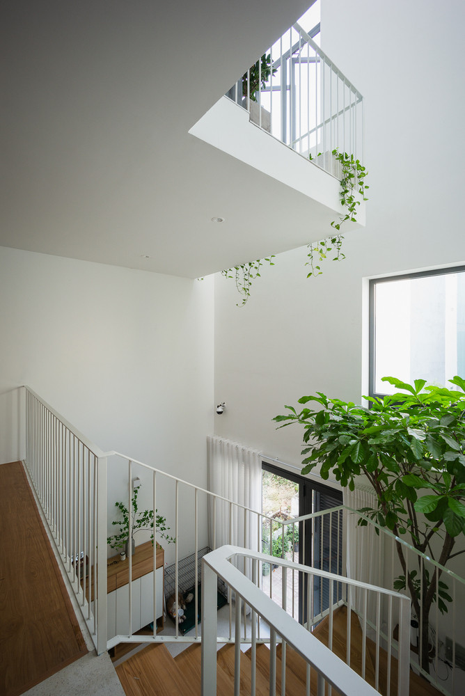 Ban công được đặt lệch nhau, tạo các khoảng thông tầng, giúp cha mẹ có thể dễ dàng quan sát con cái, đồng thời cũng tạo độ thoáng sáng cho toàn bộ không gian sống.