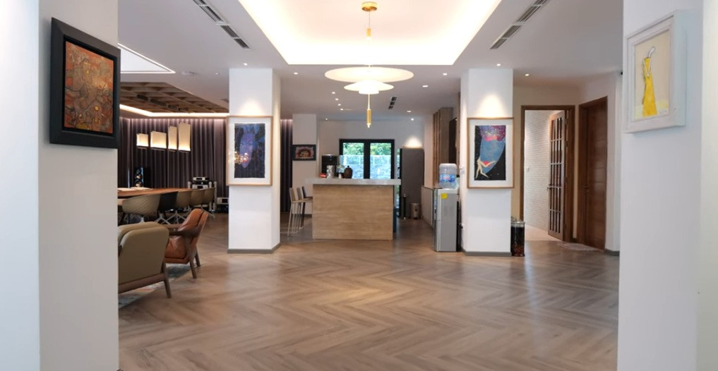 Không gian bên trong căn biệt thự giống như một triển lãm nghệ thuật với tranh treo ở khắp mọi nơi.