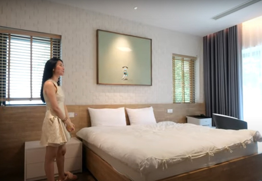 Trên tầng 2 là phòng ngủ với rất nhiều cửa sổ xung quanh.