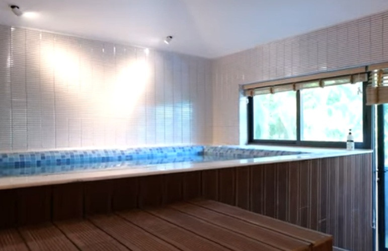 Thậm chí, trên tầng 2 của căn biệt thự còn có cả bể bơi lớn. Nguồn ảnh: chụp màn hình NhaF