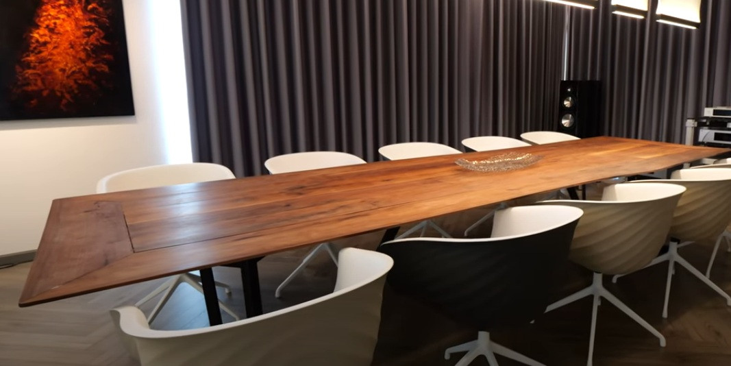 Tại khu vực tầng 1 còn có bàn ăn với kích thước lớn.