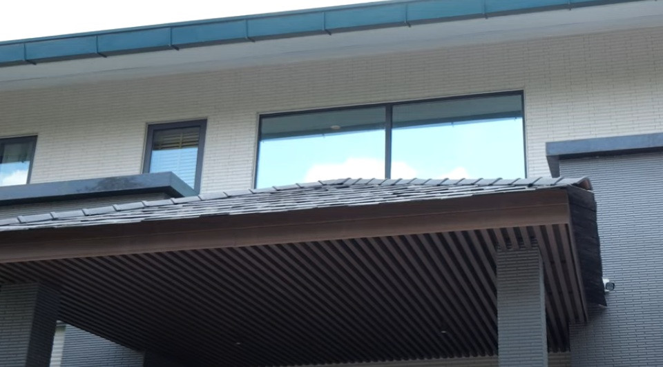 Điều đặc biệt là phần sơn bên ngoài được gia chủ thay bằng gạch.