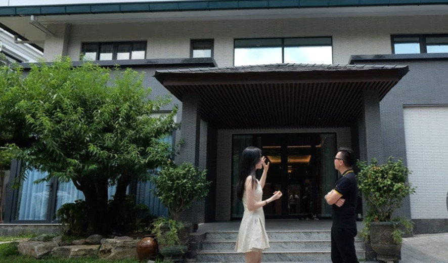 Mới đây, kenh NhaF giới thiệu đến khán giả một căn biệt thự "trăm tỷ" được xây dựng trên khu đất hơn 1.000m2 tại Hà Nội. Diện tích xây dựng 1 sàn hơn 300m2.