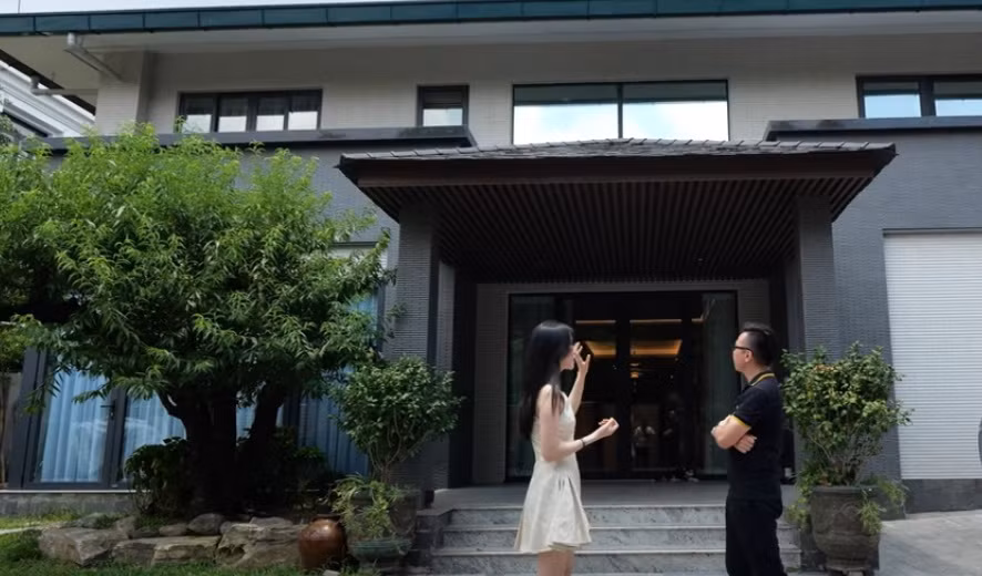 Biet thu tram ty co ca be boi, phong ve tranh o Ha Noi