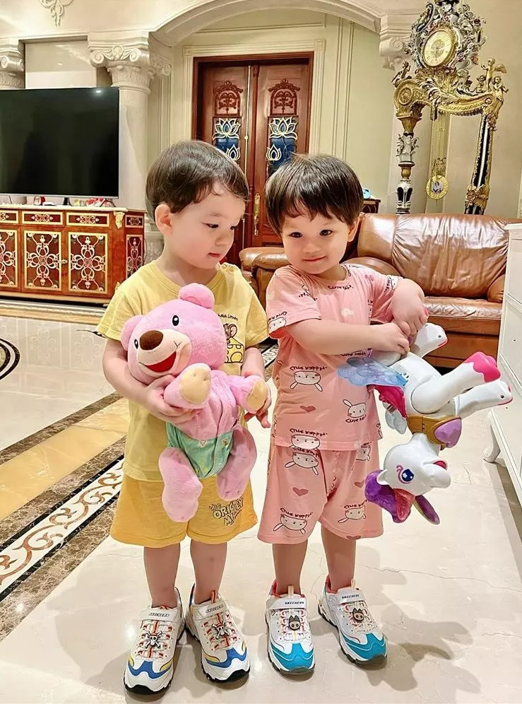 Bàn ghế trong nhà đều dùng hàng cao cấp, được thiết kế theo phong cách châu Âu hiện đại. Ảnh: FB Đỗ Quang Vinh