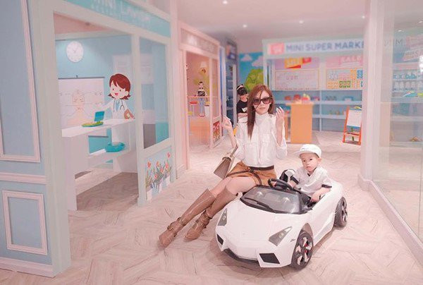 Các gian hàng đồ chơi của hai con Huyền Baby được thiết kế, mô phỏng giống như trong các trung tâm thương mại.