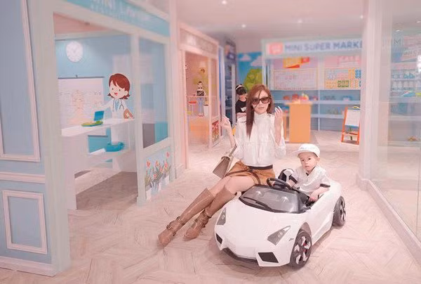 Các gian hàng đồ chơi của hai con Huyền Baby được thiết kế, mô phỏng giống như trong các trung tâm thương mại.