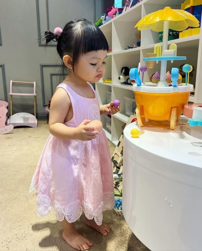 Vợ chồng Cường Đô La - Đàm Thu Trang cũng dựng một khu lều trại trong căn biệt thự tại quận 7 (Tp HCM) cho các con.