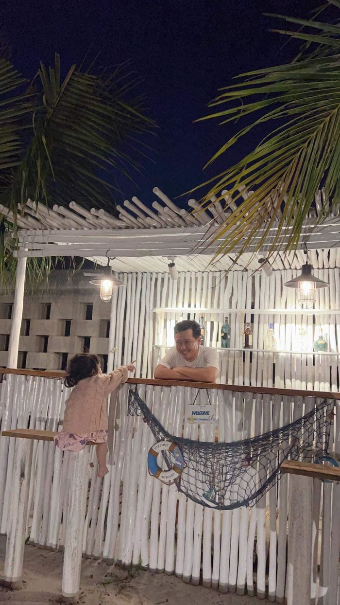 Thậm chí, nam danh hài còn sắp đặt thêm bàn ghế thấp, quầy bar mini và nhà liên hoàn... để con gái tha hồ vui chơi.