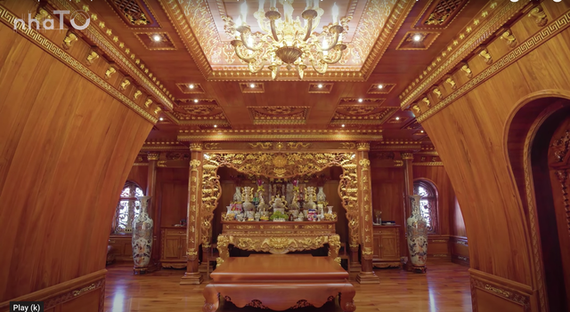 Tầng 4 là không gian dành cho việc thờ cúng. Phần trần nhà và tường nhà chạm khắc tỉ mỉ, đi kèm với nhiều chi tiết dát vàng. Nguồn ảnh: chụp màn hình NhaTo