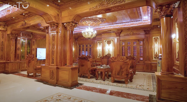 Trên trần căn biệt thự treo nhiều bộ đèn chùm, với chi phí ước tính khoảng 700-800 triệu/bộ.