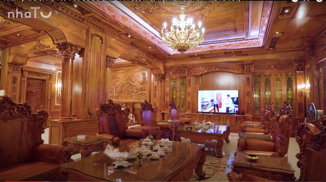 Trần nhà, tường nhà và các đồ vật xung quanh đều làm toàn bộ từ gỗ đỏ.