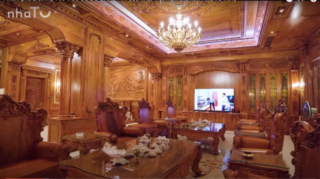 Trần nhà, tường nhà và các đồ vật xung quanh đều làm toàn bộ từ gỗ đỏ.