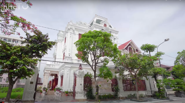 Vừa qua, kênh Youtube Nhà To giới thiệu một căn biệt thự ở Sóc Sơn (Hà Nội) lấy gỗ làm nguyên liệu chủ đạo, thay vì chỉ trang trí thông thường.