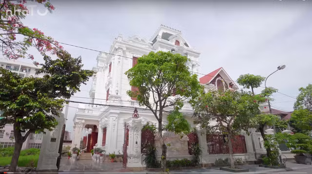 Can canh biet thu go go do Chau Phi doc dao o Ha Noi