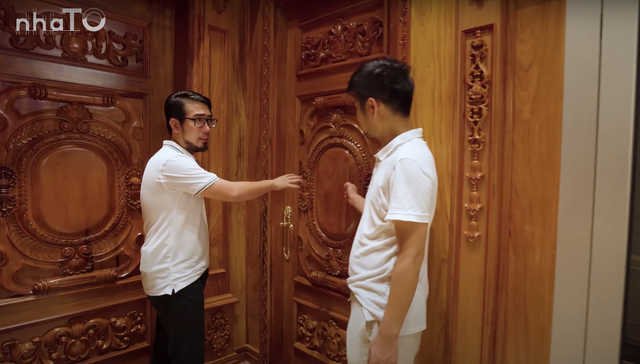 Thậm chí, cánh cửa nhà vệ sinh cũng được chạm khắc cầu kỳ từ gỗ.