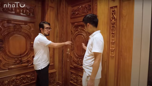 Thậm chí, cánh cửa nhà vệ sinh cũng được chạm khắc cầu kỳ từ gỗ.