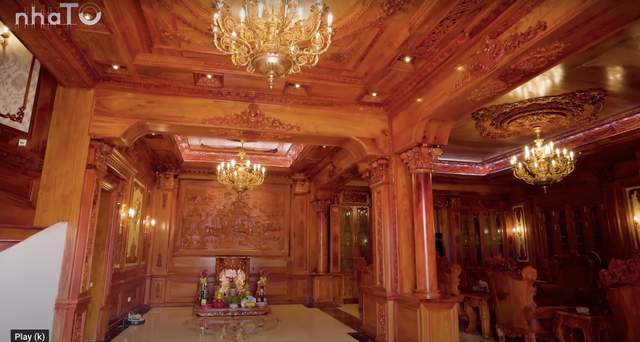 Toàn bộ gỗ là gõ đỏ từ châu Phi, được gia chủ thuê thợ về cắt xẻ và chạm khắc.