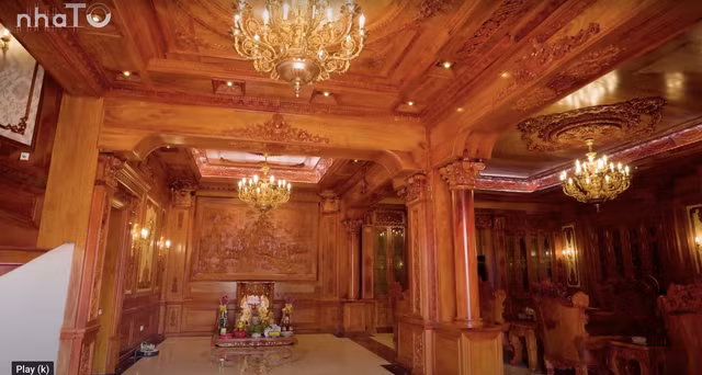 Toàn bộ gỗ là gõ đỏ từ châu Phi, được gia chủ thuê thợ về cắt xẻ và chạm khắc.