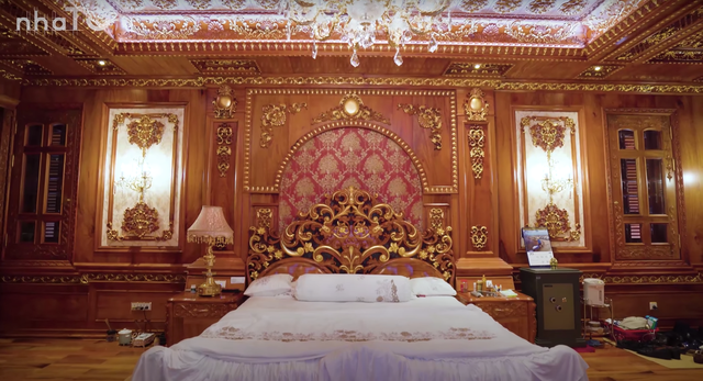 Nội thất trong phòng ngủ cũng làm toàn bộ bằng gỗ gõ đỏ.