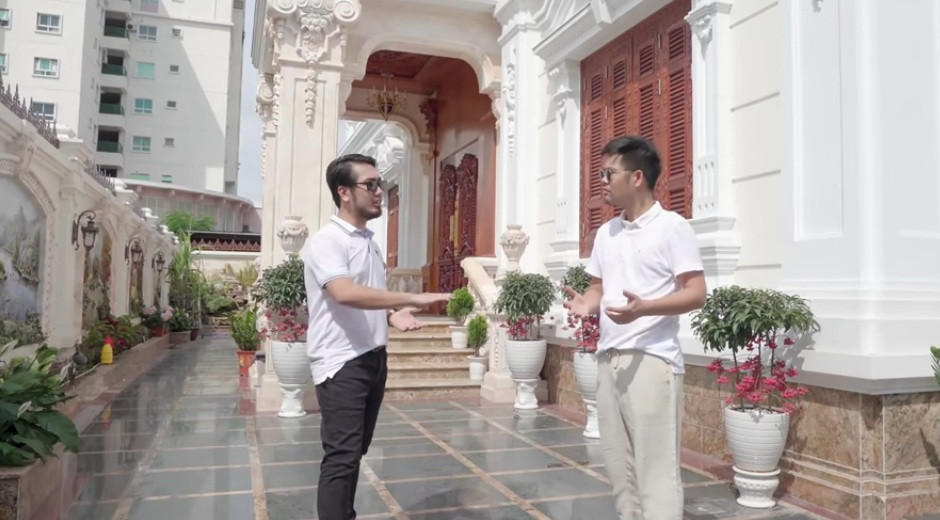 Căn biệt thự 4 tầng có tổng diện tích 510m2, diện tích xây dựng 300m2, còn lại là không gian sân vườn.