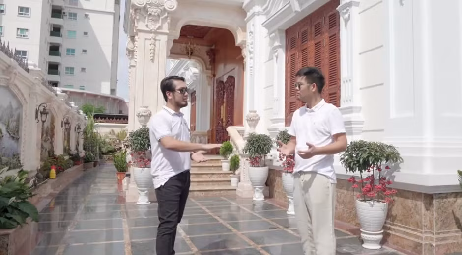 Căn biệt thự 4 tầng có tổng diện tích 510m2, diện tích xây dựng 300m2, còn lại là không gian sân vườn.