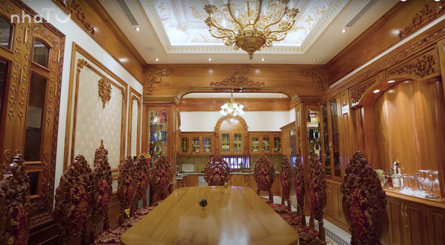 Phòng bếp gây ấn tượng với bộ bàn ghế gỗ 12 món, trong đó phần ghế được điêu khắc tỷ mỉ và bọc nhung cao cấp.