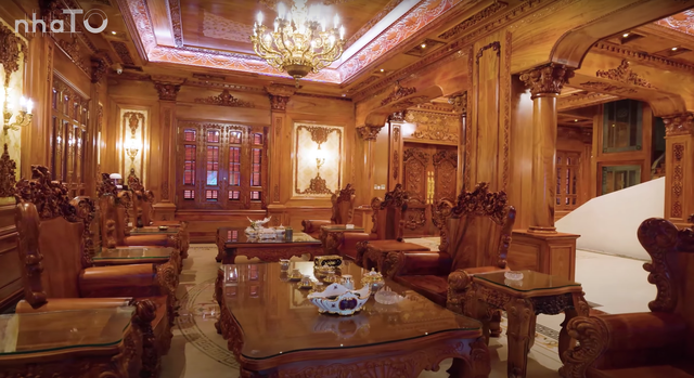 Phòng khách rộng 80m2, nền lát đá cao cấp.