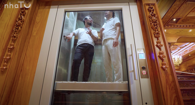 Trong nhà còn có cả hệ thống thang máy nhập khẩu nguyên chiếc từ Ý có giá hơn 1 tỷ đồng.