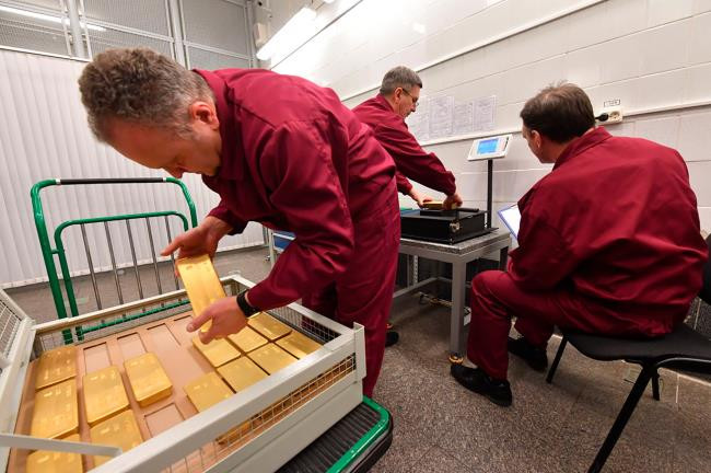 Mỗi thùng chứa tới 20 thỏi vàng và đều được niêm phong. Ảnh: Rbth