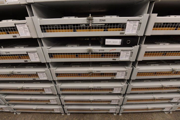 Các kệ đựng vàng được gia cố bằng thanh kim loại, chiếc nọ đặt lên chiếc kia thành hàng ngay ngắn. Ảnh: Sputnik