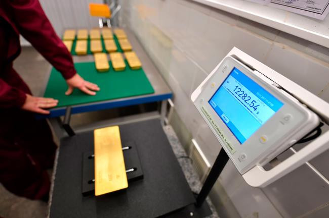 Các thanh vàng đều có dấu kiểm định chất lượng riêng, và tỷ lệ vàng nguyên chất là 99,95%. Ảnh: Rbth