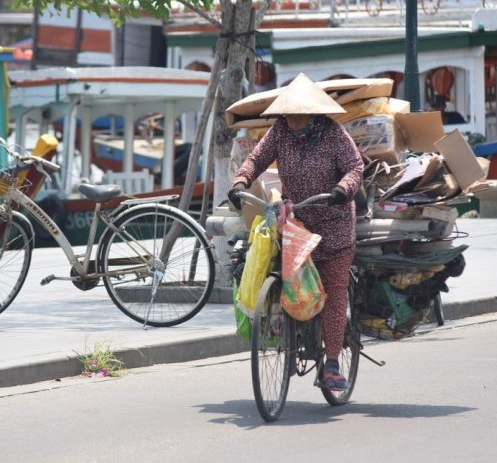 Trước năm 1990, Diễn Tháp là 1 trong những xã khó khăn nhất huyện. Ngoài làm ruộng thì người dân còn có thêm nghề đúc đồng. Từ đây, sau mỗi mùa vụ, người dân lại đi gom đồng nát về phục vụ cho nghề. Ảnh minh hoạ: Pinterest