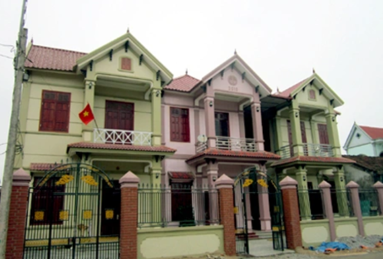 Những ngôi nhà cao tầng san sát nhau khiến không ai nghĩ vùng quê lại lộng lẫy như khu phố của các đại gia. Ảnh: Zing