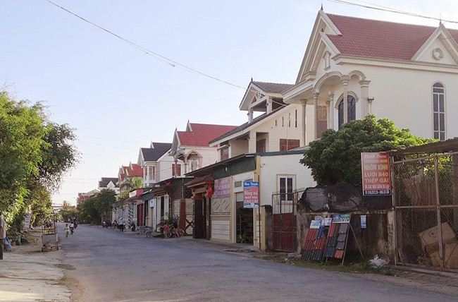 Hai bên đường dẫn vào xã là những dãy biệt thự liền kề nằm san sát. Ảnh: Internet