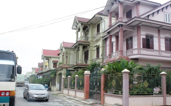 Toàn xã có đến hàng trăm hộ giàu cùng hơn 500 chiếc ô tô các loại. Trong đó, xe rẻ nhất cũng có giá 500 triệu đồng, “xế hộp” hạng sang đếm không xuể. Ảnh; Zing