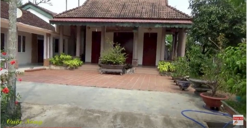 Khuôn viên sân khá rộng rãi và gần gũi thiên nhiên. Ảnh chụp màn hình