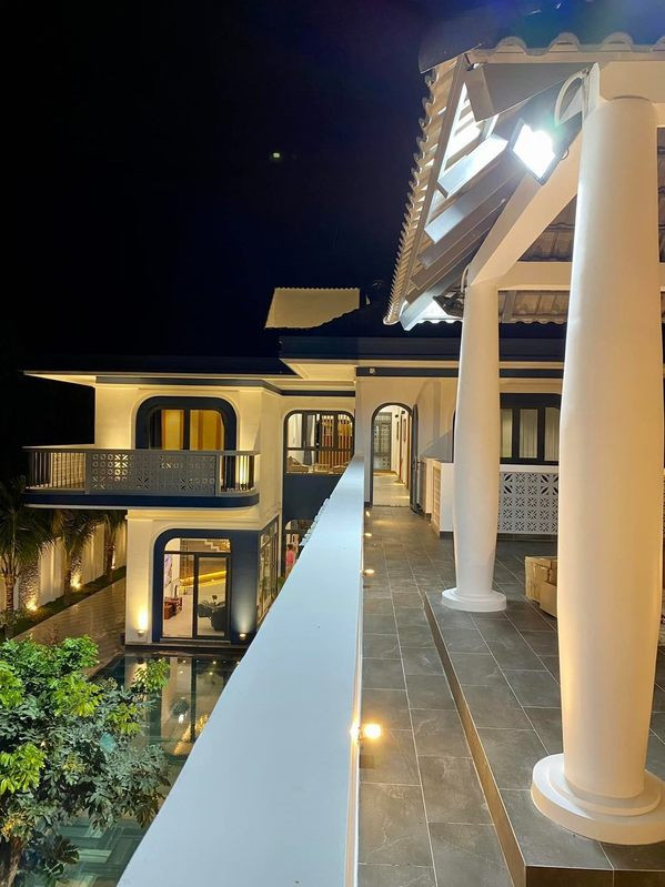 Đầu năm nay, Trường Giang và anh trai đã cùng nhau xây dựng căn nhà mới cho bố, khang trang và hiện đại hơn. Căn biệt thự mới khiến dân tình ngỡ ngàng vì độ hoành tráng, xa hoa. Ảnh: FB Vo Quang Vu