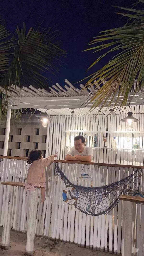 Phía trước nhà còn có bãi cát, nơi Trường Giang và bé Destiny thường chơi đùa. Ảnh: FB Trường Giang